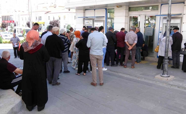 Yozgat’ta sosyal konut için banka önlerinde yoğunluk sürüyor