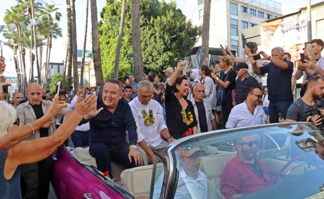 Altın Portakal’ın geleneksel korteji Antalyalıları sokaklara döktü