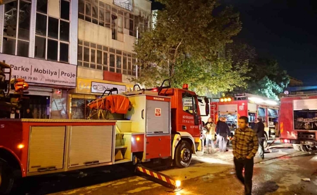 Ankara’da döşeme atölyesinde çıkan yangında 4 itfaiye eri ve 1 işçi yaralandı