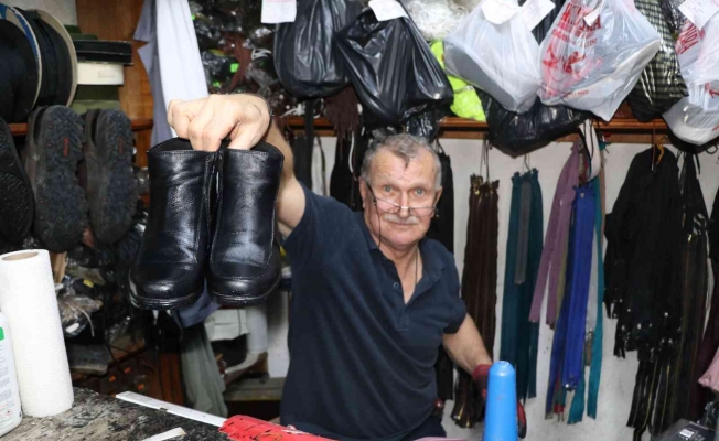 Babadan kalma ayakkabı tamirciliği mesleğini yaşatıyor