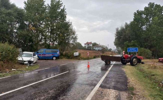 Kastamonu’da otomobil ile traktör çarpıştı: 4 yaralı