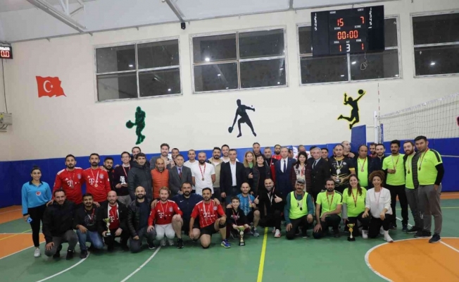 Ağrı’da öğretmenler arası voleybol, masa tenisi ve satranç turnuvaları tamamlandı