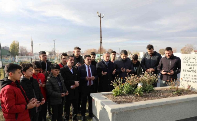 Ağrı’da şube müdürü Ali Beyazoğlu mezarı başında anıldı