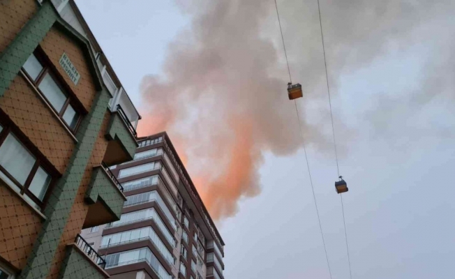 Başkentte 15 katlı bir binanın çatısında çıkan yangında 3 kişi dumandan etkilendi