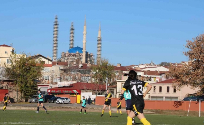 Filibe ve Edirne’nin kadın futbolcuları kıyasıya mücadele etti