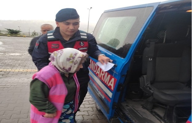 Kaybolan yaşlı kadını jandarma ve AFAD ekipleri buldu