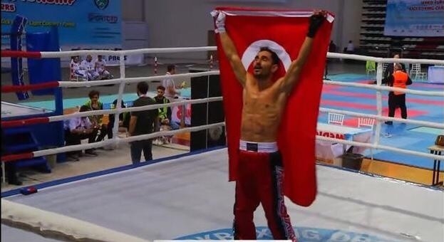 Türk Bayrağı’nı sırtlayarak Avrupa Şampiyonluğu’nu kutladı