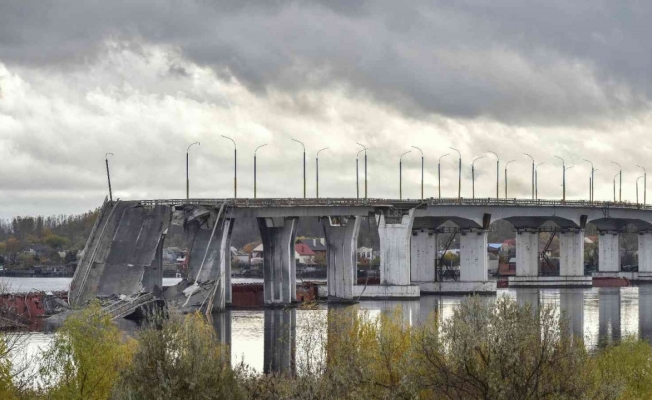 Ukrayna’da yıkılan stratejik Antonovski Köprüsü görüntülendi