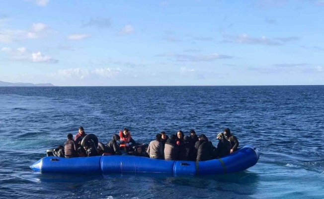 Yunan unsurları tarafından ölüme terk edilen 35 kaçak göçmen kurtarıldı
