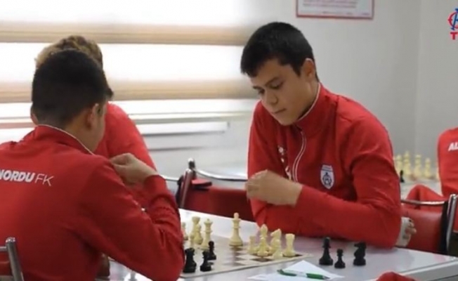 Altınordu’nun kalecisi, Satranç Şampiyonası’na hazırlanıyor