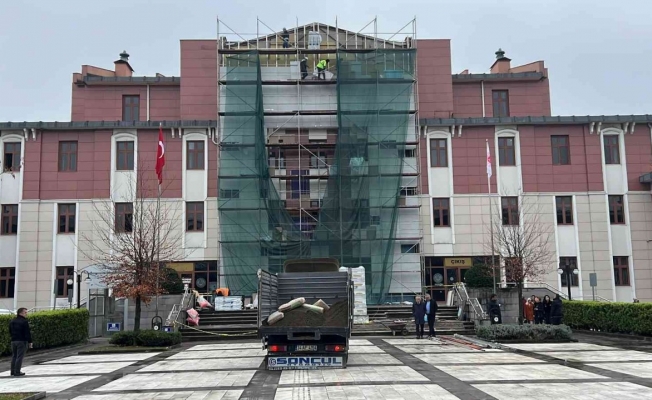 Depremde hasar gören adliye binasında çalışmalar sürüyor