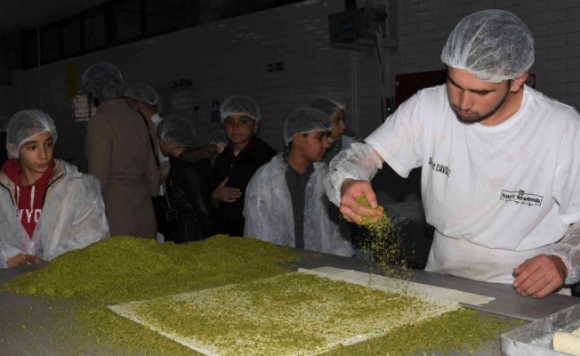 Diyarbakır’da öğrenciler, tatlının yapım aşamasını yerinde gördü