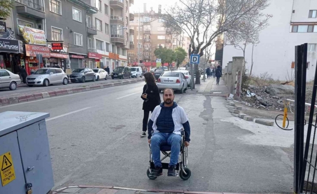 Engelli hastalarının çektiği sıkıntıyı anlamak için sokakta tekerlekli sandalyeye bindi