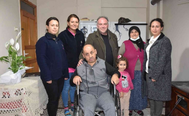 Germencik Belediyesi’nden engelli vatandaşa tekerlekli sandalye hediyesi