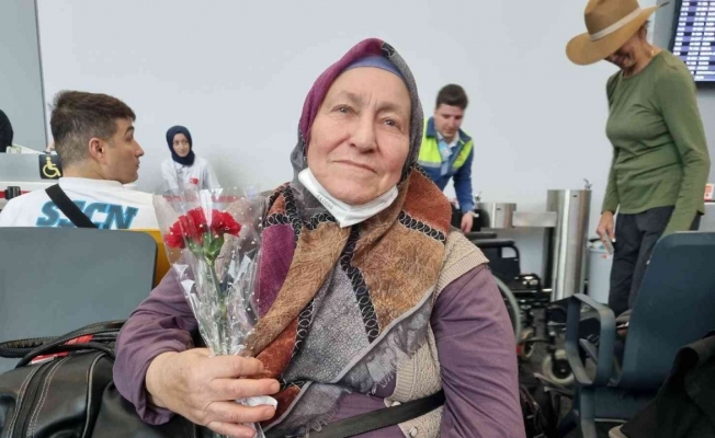 İstanbul Havalimanı’nda 3 Aralık Dünya Engelliler Günü’nde engelli ve yaşlılara çiçek verildi