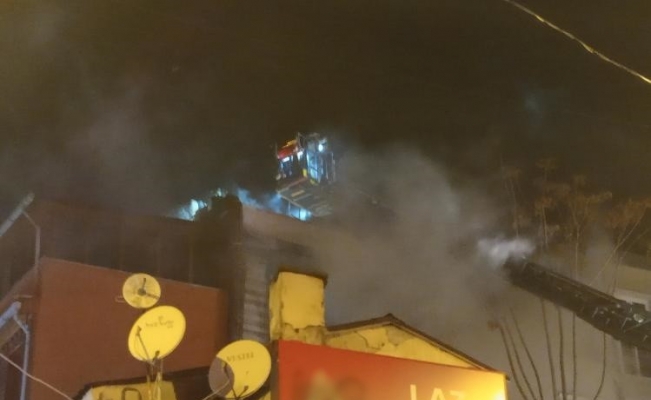 Beyoğlu’nda 4 katlı ahşap bina alev alev yandı, dumandan zehirlenen bir kedi öldü