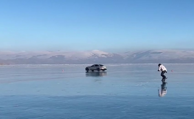 Çıldır Gölü’nde buz patencileri ile otomobilin performansı