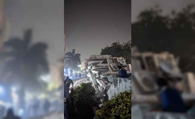 Hindistan’da 4 katlı bina çöktü: 3 ölü