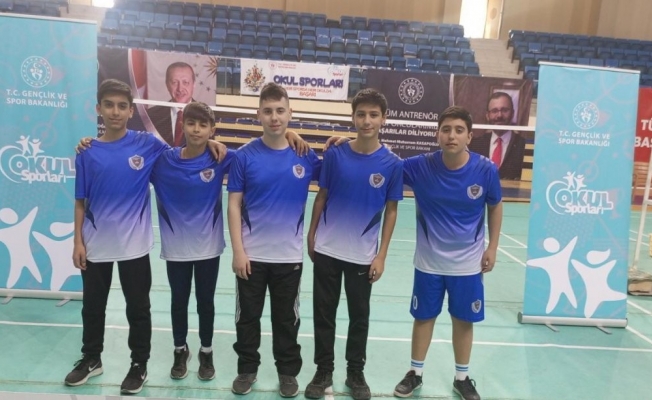 Hüdavendigar Ortaokulu badmintonda büyük başarı elde etti
