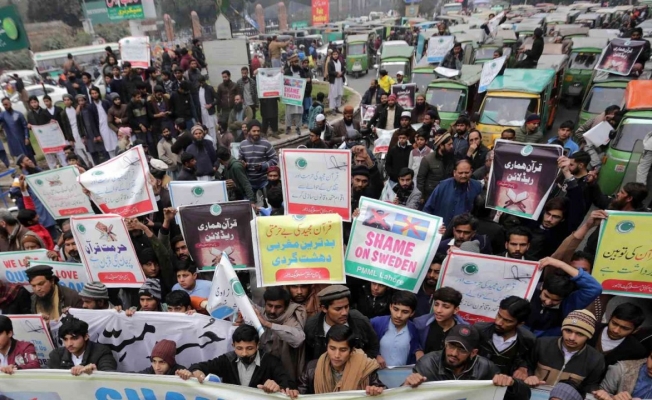 Pakistan’da yüzlerce kişi İsveç’te Kur’an-ı Kerim yakılmasını protesto etti