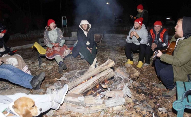 Rus turistler fırında kendi pidelerini pişirdi, kamp ateşinde eğlendi