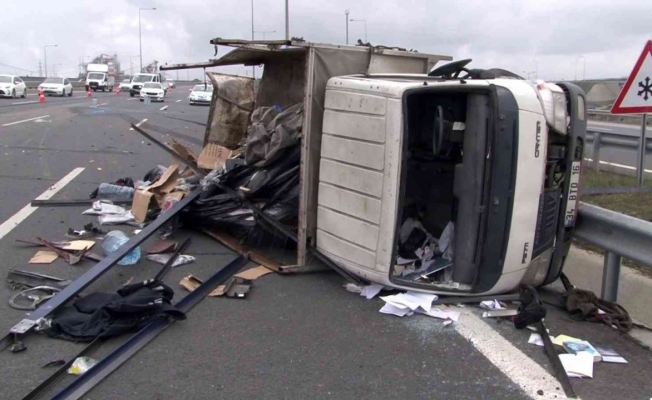 Sultangazi Kuzey Marmara Otoyolu’nda tır, ani fren yapan kamyona çarptı: 1 yaralı