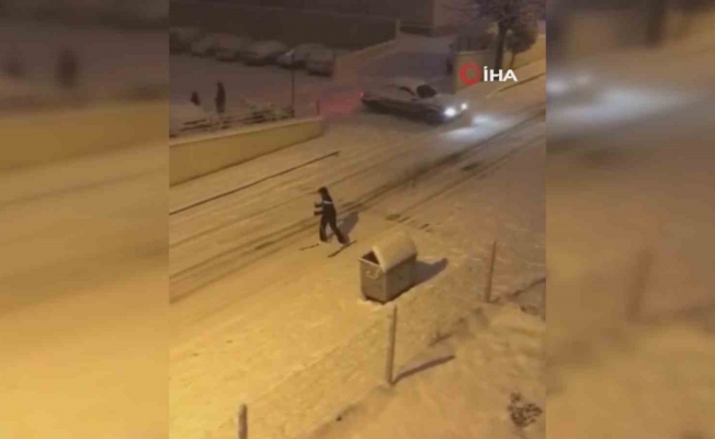 Ankara’da karla kaplı sokakta kayak keyfi kamerada