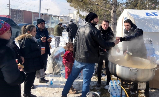 Bitlis polisinden depremzedelere şefkat eli