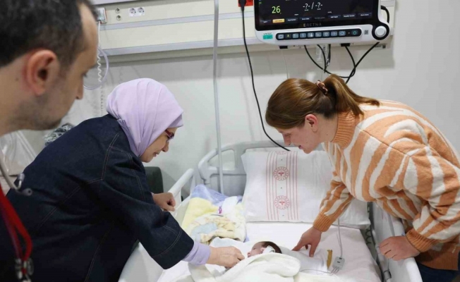 Emine Erdoğan’dan Ankara’ya nakledilen depremzede bebeklere ziyaret