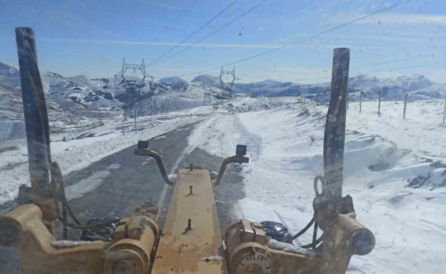 Okullar açılmadan Toros Dağları’nın karlı yolları açıldı