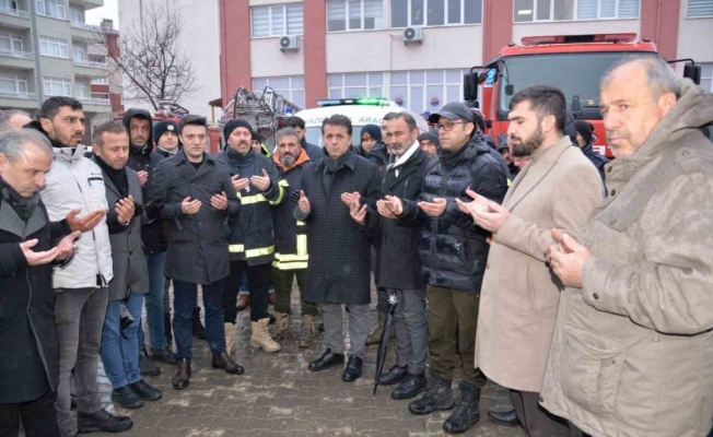 Türkeli’den 1 tır, 2 kamyon ve 9 arama kurtarma ekibi dualarla yola çıktı