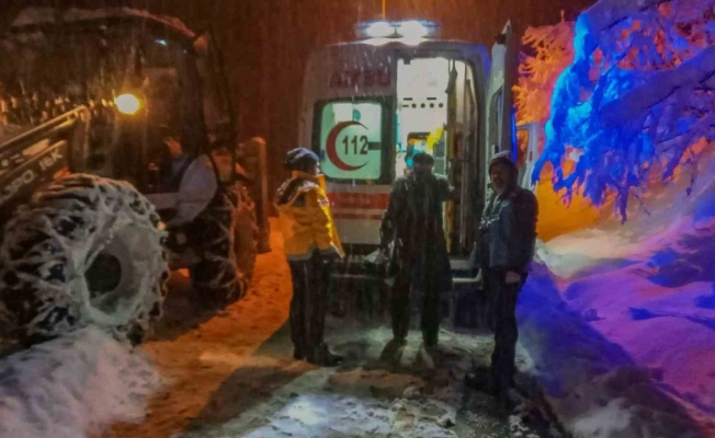 Ünye’de karla kaplı yolda ekipler, hasta kadın için seferber oldu