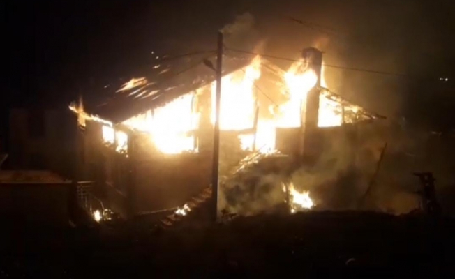 Çamlıhemşin Dikkaya köyünde yangın, alevler ikinci eve sıçradı