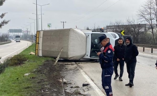Bursa’da kontrolden çıkan kamyonet yan yattı: 1 yaralı