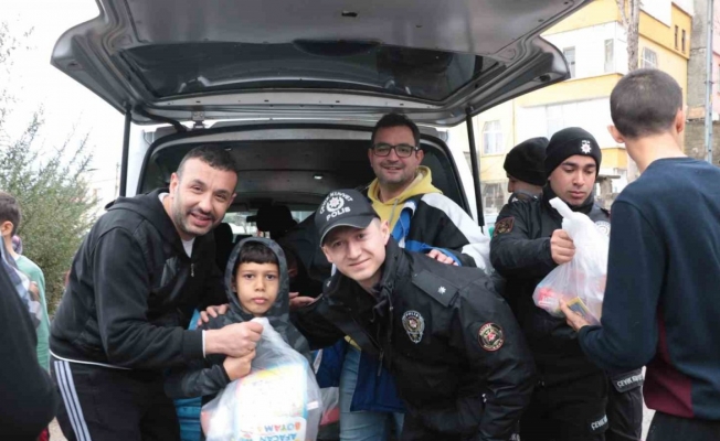 Depremzede çocuklara Ankara’dan gelen polislerden oyuncak