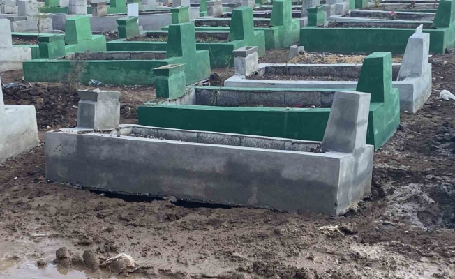 Diyarbakır’da yağmur sonrası depremzedelerin mezarları çöktü, obruklar oluştu