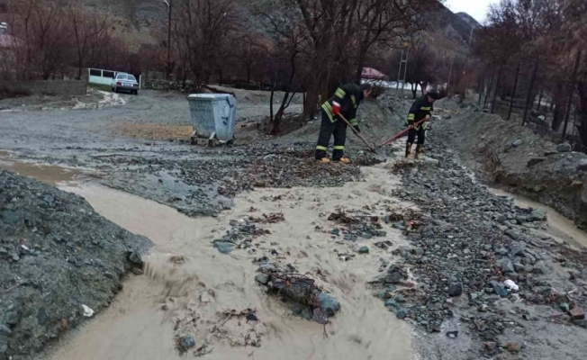 Erzincan’da sağanak sonrası su taşkını oluştu