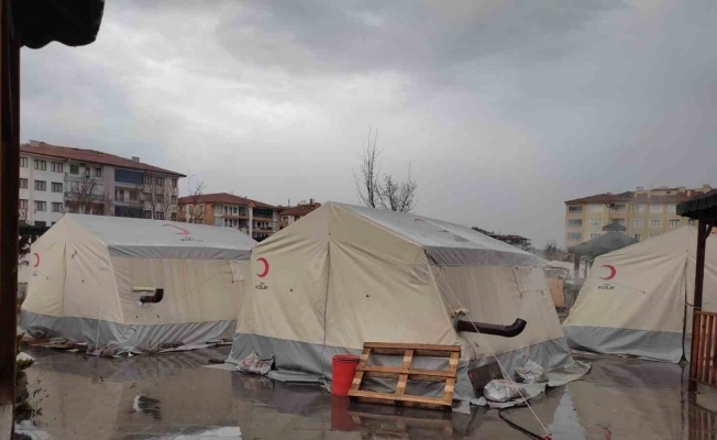 Malatya’da çadırları su bastı