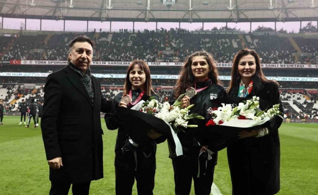Nesrin Baş ve Ebru Dağbaşı’na, İstanbulspor maçı öncesinde çiçek takdim edildi