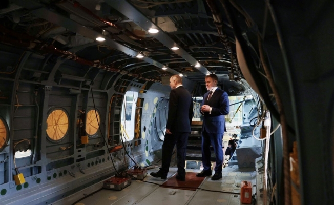 Putin havacılık tesisini ziyaret etti, uçuş simülatörü kullandı