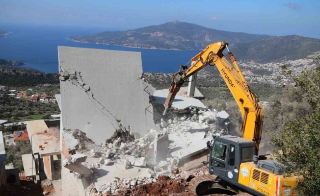 Turizm merkezi Kaş’ta kaçak yapılar yıkılıyor
